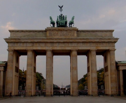 An early morning picture of the Brandenburg Gate.